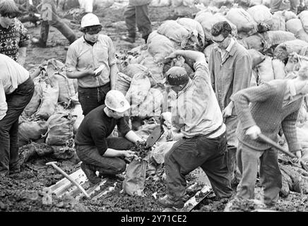 Aberfan , pays de Galles du Sud : dans les restes écrasés de la Pantglas Junior School , des volontaires creusent .... Mais trop tard pour 144 personnes attrapées par l'avalanche sale ... 128 d'entre eux enfants octobre 1966 Banque D'Images