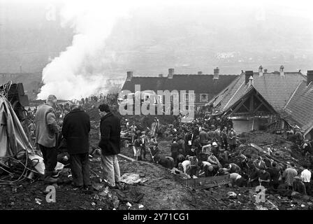 Aberfan , pays de Galles du Sud : dans les restes écrasés de la Pantglas Junior School , des volontaires creusent .... Mais trop tard pour 144 personnes attrapées par l'avalanche sale ... 128 d'entre eux enfants octobre 1966 Banque D'Images