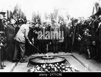 Le pèlerinage des grands champs de bataille : scènes de France et de Flandre lors du grand pèlerinage sur les champs de bataille organisé par la Légion britannique et la British Empire Service League et culminant avec la cérémonie à la porte de Menin, Ypres le 8 août 1928 , en présence du prince de Galles, des visites ont été effectuées dans diverses villes et villages , ainsi que dans des lieux associés à la vaillance britannique sur le front occidental. Au 5 août, quelque 11 000 pèlerins, dont près de la moitié étaient des femmes, avaient été stationnés dans une vingtaine de villes de France et de Belgique. Photos montre : le premier allumage de la flamme sur le fr Banque D'Images