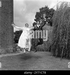 Sautant de joie après leur mariage à l'église St James , New Malden , Surrey , Angleterre , sont deux artistes seniors du Festival Ballet de Londres , Gillian Shane ( de son vrai nom Sutcliffe ) , 23 , et Alain Dubreuil , qui a d'abord été formé comme danseur par sa mère , Susan Dubreuil , qui a sa propre école de ballet à Monte Carlo . La mariée et le marié ont récemment dansé dans la nouvelle production de The Sleeping Beauty du London Festival Ballet . La lune de miel se passera dans la vallée de la Loire. 4 septembre 1967 Banque D'Images