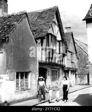 Marcher dans le passé dans l'atmosphère sereine et délicieuse du vieux village du monde de Lacock dans le Wiltshire, avec ses petites rues pittoresques et ses cottages aux poutres en chêne est une source d'intérêt sans fin pour les vacanciers. Cette image montre andAngel Inn qui est un joyau du 16ème siècle de l'antiquité et l'un des nombreux beaux monuments de ce village ancré dans le passé. 16 août 1949 Banque D'Images