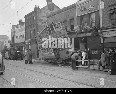 Crash du tramway dans les magasins du 77 Woolwich New Road, Woolwich, Londres le 18 avril 1946 Banque D'Images