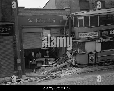 Crash du tramway dans les magasins du 77 Woolwich New Road, Woolwich, Londres le 18 avril 1946 Banque D'Images