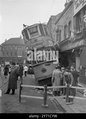 Crash du tramway dans les magasins du 77 Woolwich New Road, Woolwich, Londres le 18 avril 1946 Banque D'Images