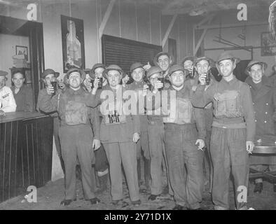 AA Gunners célébrant avec une bière dans le pub après avoir abattu 3 avions ennemis. 8 septembre 1940 Banque D'Images