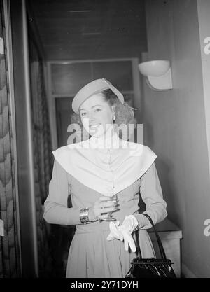 ELEANOR PARKER de Hollywood, qui devait être hôtesse ce soir lors de la première de son nouveau film « la voix de la tortue » au Warner Theatre aujourd'hui. , a tenu une fête de déception' à la place. L'accord fiscal sur le film n'a pas fonctionné assez tôt pour que Warners prenne la photo de l'obligation à temps, cependant, et Mlle PARKER a donc joué l'hôtesse comme prévu, avec une fête de déception pour ses amis au Savoy Hotel, Londres. IMAGE MONTRE:- PILGRIM- PARKER' star de l'écran ELEANOR PARKER porte une nouvelle robe grise de longueur avec cape demure 'pèlerin' au 'di Banque D'Images