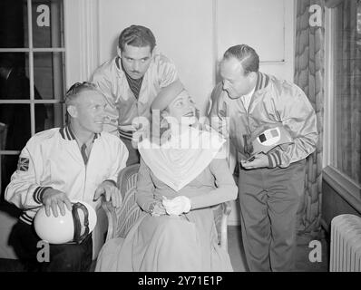 ELEANOR PARKER de Hollywood, qui devait être hôtesse ce soir lors de la première de son nouveau film, la voix de la tortue, au Warner Theatre aujourd'hui. , a tenu une fête de déception' à la place. L'accord fiscal pour le film n'a pas fonctionné assez tôt pour Warners à l'image de l'obligation à temps, cependant, et Mlle PARKER a donc joué l'hôtesse comme prévu, avec une «fête de déception» pour ses amis au Savoy Hotel, Londres. IMAGE MONTRE:- 'CAR PARTY' star de l'écran ELEANOR PARKER accueille de gauche à droite FRANK BREWER (ANGLETERRE) ;JACK STROUD , (USA) Banque D'Images