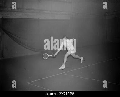 SOUS COUVERT DE WEIGHTMAN SUP brouillard, pluie ou Sunshien , la pratique continue toujours pour les femmes Wightman Cup Tennis Team possibles . Ils sont en formation sur des cours couvertes tout au long de l'hiver , sous la direction de leur célèbre capitaine , KAY Stammers ( Mme . MICHAEL MENZIES ) , qui espère choisir une équipe qui battra l'été américain. IMAGES MONTRENT;- Un BIRMINGHAM HOPE MISS BARBARA KNAPP , fait un bon trajet à la Cour couverte , Edgware , Middlsex . 1er décembre 1948 Banque D'Images