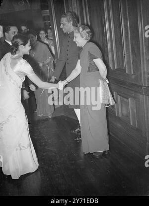 L'AMBASSADEUR DE L'INDE À MOSCOU EST À LONDRES - SEULE FEMME MINISTRE.MRS. VIJAY LAKSHMI PANDIT, ambassadrice de l'Inde à Moscou et première femme ministre, est maintenant à Londres sur le chemin du retour à Delhi. Sœur du premier ministre indien, PANDIT NEHRU, cette petite diplomate heureuse a eu une période occupée en tant que déléguée de l’Inde à l’Assemblée de l’ONU à Paris où elle a impressionné les autres délégués par sa grâce et sa dignité. PHOTOS : Commnder et MRS SAMSON (à gauche) sont reçus par le haut-commissaire indien V.K. KRISHNA MENON et l’ambassadrice de l’Inde à Moscou, MRS VIJAY LAKSHMI PANDIT (à droite) Banque D'Images