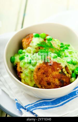 côtelettes avec sauce de pois dans un bol en céramique Banque D'Images