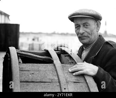 Derniers jours du Dungeness Express transport. Voici Horace Gasson, 63 ans, ouvrier agricole, de Lydd, Kent, qui quitte la ferme une fois par semaine (comme il l'a fait au cours des 30 dernières années) pour apporter des provisions aux personnes seules de Dungeness - où la route ne parvient pas aux habitants les plus éloignés - et d'autres moyens de transport ne traverseront pas le bardeau. Il est vu debout près de la roue de son chariot - un chariot des plus inhabituels - qui fonctionnait depuis plus de dix ans quand il a pris la relève. Aujourd'hui, le chariot tombe en morceaux, et ce n'est qu'une question de semaines maintenant avant Horace devra le mettre au rebut et le prendre Banque D'Images