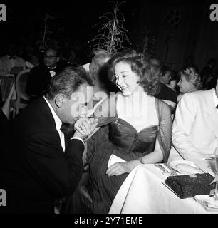 Le réalisateur Henri Georges Clouzot embrasse la main de l'actrice américaine Susan Hayward , après la proclamation des résultats au Festival International du film . Clouzot a remporté le prix spécial du jury pour son tableau mystère Picasso , et Susan a remporté le prix d'interprétation pour son rôle dans ' je pleurerai demain ' , France . 25 avril 1956 Banque D'Images