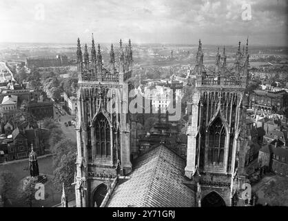 Granduer de conservation de York Minster - projet de restauration en cours. La ville de York se trouve sous l'imposante York Minster, d'où cette photo a été faite. Au premier plan se trouvent les tours Sud-Ouest (à gauche) et Nord-Ouest. Leur maçonnerie est délabrée et le temps battu, et une grande partie de celle-ci a besoin d'être remplacée. Ocotber 1952 Banque D'Images