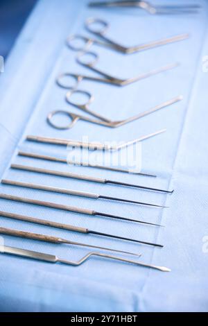 L'ensemble chirurgical d'instruments est disposé sur la table de l'instrument Banque D'Images