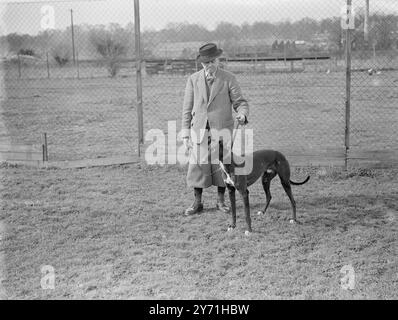 Lévriers et personnel - Crayford . 1946 Banque D'Images