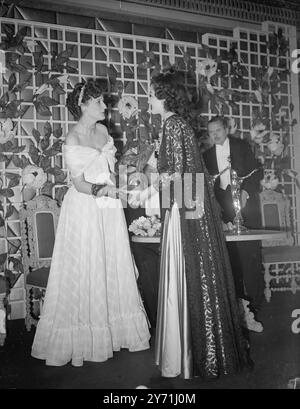 LES STARS MARGARET LOCKWOOD et JOHN MILLS, ainsi que le réalisateur HERBERT WILCOX , étaient à l'honneur à l'hôtel Dorchester Tonight , lorsqu'ils ont reçu de LADY Rothermer Daily mail les National film Awards pour 1947. Il y avait un grand accueil pour eux de la part des fans de cinéma à leur arrivée pour la cérémonie, et une attraction supplémentaire a été fournie par la présence de Carmen Miranda, Claude Rains et Fredric March. Près de trois millions d'électeurs ont aidé à décider que MARGARET LOCKWOOD et JOHN MILLS étaient les artistes remarquables de l'année dernière, et que HERBERT WILCOX, pour sa cour Banque D'Images