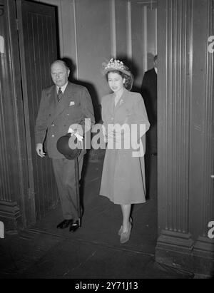 DÉPART ROYAL POUR PARIS il y avait une foule nombreuse à la gare Victoria ce soir pour voir leurs Altesses Royales LA PRINCESSE ELIZABETH et LE DUC D'ÉDIMBOURG partir par le train ferry de nuit pour Paris où la Princesse ouvrira demain une exposition, ' la vie Brittanique a Paris '. IMAGES MONTRENT:- S.A.R. LA PRINCESSE ELIZABETH photographiée avec un fonctionnaire à Victoria Station , Londres, avant de monter dans le train de ferry de nuit pour Paris. 13 mai 1948 Banque D'Images