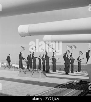 ' ANSON ACADEMY ' S LES MARINS BRITANNIQUES S'ENTRAÎNENT À FLOT avec un effectif de 50 à 80 % de garçons et de jeunes marins de la marine, le cuirassé géant H.M.S. ANSON a assumé le rôle d'école navale flottante pour la formation des marins britanniques d'après-guerre. sous les yeux d'instructeurs expérimentés, les jeunes hommes de la marine sont moulés en spécialistes hautement qualifiés dans toutes les branches du ' service silencieux ' 17 mai 1948 Banque D'Images