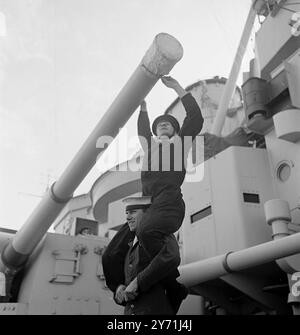 ' ANSON ACADEMY ' S LES MARINS BRITANNIQUES S'ENTRAÎNENT À FLOT avec un effectif de 50 à 80 % de garçons et de jeunes marins de la marine, le cuirassé géant H.M.S. ANSON a assumé le rôle d'école navale flottante pour la formation des marins britanniques d'après-guerre. sous les yeux d'instructeurs expérimentés, les jeunes hommes de la marine sont moulés en spécialistes hautement qualifiés dans toutes les branches du ' service silencieux ' Banque D'Images