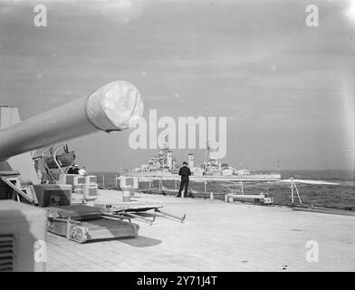 ' ANSON ACADEMY ' S LES MARINS BRITANNIQUES S'ENTRAÎNENT À FLOT avec un effectif de 50 à 80 % de garçons et de jeunes marins de la marine, le cuirassé géant H.M.S. ANSON a assumé le rôle d'école navale flottante pour la formation des marins britanniques d'après-guerre. sous les yeux d'instructeurs expérimentés, les jeunes hommes de la marine sont transformés en spécialistes hautement qualifiés dans toutes les branches du ' service silencieux ' . 17 mai 1948 . Banque D'Images