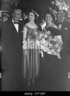 ' A DOUBLE LIFE ' LE LAURÉAT D'UN PRIX DE L'ACADÉMIE ' A double Life ' Est La PREMIÈRE du film lauréat d'un prix de l'Académie ' . A reçu sa première britannique au Leicester Square Theatre , Londres , ce soir , et la star britannique RONALD COLMAN , est rentrée à la maison après 15 ans , pour assister à la représentation. COLMAN , qui joue un acteur obsédé par son rôle Othello , a remporté un Oscar pour son travail dans le film. Il était accompagné de son épouse, BENITA HUME. L'IMAGE MONTRE:- ' STAR PARTY ' dans une robe rayée de longueur de ballet bleu et blanc frappante, la star de l'écran MARGARET LOCKWOOD rencontre RONALD COLMAN et BENITA HUME à th Banque D'Images