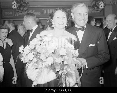 LE LAURÉAT D'un DOUBLE LIFE ACADEMY AWARD PRÉSENTE EN AVANT-PREMIÈRE le film A double Life, lauréat d'un ACADEMY Award. A reçu sa première britannique au Leicester Square Theatre , Londres , ce soir , et la star britannique RONALD COLMAN , est rentrée à la maison après 15 ans , pour assister à la représentation. COLMAN , qui joue un acteur obsédé par son rôle Othello , a remporté un Oscar pour son travail dans le film. Il était accompagné de son épouse, BENITA HUME. L'IMAGE MONTRE : - ' vie domestique ' Une MME souriante. COLMAN ( Benita Hume ) tient son bouquet de présentation comme elle est photographiée avec son mari RONALD COLMAN , à cette veille Banque D'Images