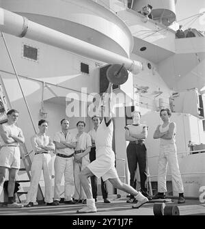 ' ANSON ACADEMY ' S LES MARINS BRITANNIQUES S'ENTRAÎNENT À FLOT avec un effectif de 50 à 80 % de garçons et de jeunes marins de la marine, le cuirassé géant H.M.S. ANSON a assumé le rôle d'école navale flottante pour la formation des marins britanniques d'après-guerre. sous les yeux d'instructeurs expérimentés, les jeunes hommes de la marine sont moulés en spécialistes hautement qualifiés dans toutes les branches du ' service silencieux ' 17 mai 1948 . Banque D'Images