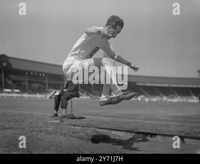 JEUX BRITANNIQUES ET CHAMPIONNATS INTER-COMTÉS. Presque tous les athlètes de la liste britannique des possibles olympiques étaient en action , aujourd'hui (lundi de Whit) , aux JEUX BRITANNIQUES et aux CHAMPIONNATS inter-comtés , à la ville blanche de Londres, des athlètes de Hollande , de Suède, d'Irlande du Nord et d'Écosse ont également participé. L'IMAGE MONTRE:- 'Whitsun-jumper D. SCOTT du Gloucestershire, participe à l'épreuve de saut en longueur à la White-City, Londres, aujourd'hui. 17 mai 1948 . Banque D'Images