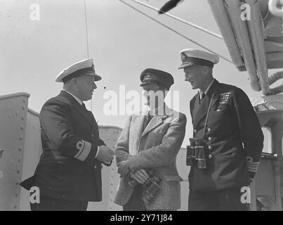 ' ANSON ACADEMY ' S LES MARINS BRITANNIQUES S'ENTRAÎNENT À FLOT avec un effectif de 50 à 80 % de garçons et de jeunes marins de la marine, le cuirassé géant H.M.S. ANSON a assumé le rôle d'école navale flottante pour la formation des marins britanniques d'après-guerre. sous les yeux d'instructeurs expérimentés, les jeunes hommes de la marine sont moulés en spécialistes hautement qualifiés dans toutes les branches du ' service silencieux ' 17 mai 1948 . Banque D'Images