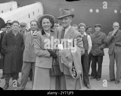 COLMAN RENTRE À LA MAISON le LAURÉAT DES OSCARS ARRIVE d'Hollywood à Southampton, aujourd'hui à bord du paquebot vedette de Cunard-Whit, la REINE ELIZABETH, est la star RONALD COLMAN et son épouse, l'actrice BENITA HUME, qui seront présents ce soir à la première à Londres de ' A DOUBLE LIFE ' , le film Colman ' s Academy Award. PHOTO SHOW:- ' double arrivée ' MR ET MRS. RONALD COLMAN, souriez un bienvenue en Grande-Bretagne, comme ils arrivent à Southampton aujourd'hui. 20 mai 1948 Banque D'Images