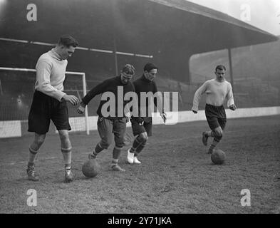 ALBERT LE GARDIEN GÉANT DE CHARLTON'S MAMMOTH quand l'équipe de football de Charlton prend le terrain contre Bolton Wanderers à la Valley dans le Side peut être 6ft 4 and a demi pouces ALBERT UYTENBOGGARDT , le gardien géant du London Club qui est récemment arrivé d'Afrique du Sud , Sam Bartram , LE gardien régulier de Charlton a été blessé à Wolverhampton , et à moins qu'il ne récupère de sa blessure à temps pour jouer samedi, Albert prendra sa place entre LE poteau de but. Mais le nom de famille d'Albert est un problème pour ses amis - il sera probablement surnommé 'Tiny' en raison de sa taille. IMAGE S Banque D'Images