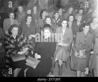 LES FILLES DE CHŒUR ''GET TO-GETHER'' DEMANDE D'AUGMENTATION DE SALAIRE les filles de chœur londoniennes avec des filles de compagnies d'opéra ont tenu une réunion parrainée par Equity , l'organisation des acteurs , à Victory House , Leicester-Square pour faire pression pour une augmentation de salaire. Les employeurs ont fait une offre de 6,10 £ par semaine, mais les filles veulent un minimum de 8 £. '' les choristes doivent payer pour des leçons de chant et de danse et doivent toujours épargner pour se garder elles-mêmes lorsqu'elles sont sans travail '', dit Miss. Nessie Tierney, organisatrice londonienne. IMAGES MONTRENT:- certaines des filles entendent leur cas présenté à la Victory Hous Banque D'Images