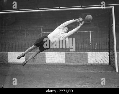 ALBERT LE GARDIEN GÉANT DE CHARLTON'S MAMMOTH quand l'équipe de football de Charlton prend le terrain contre Bolton Wanderers à la Valley dans le Side peut être 6ft 4 and a demi pouces ALBERT UYTENBOGGARDT , le gardien géant du London Club qui est récemment arrivé d'Afrique du Sud , Sam Bartram , LE gardien régulier de Charlton a été blessé à Wolverhampton , et à moins qu'il ne récupère de sa blessure à temps pour jouer samedi, Albert prendra sa place entre LE poteau de but. Mais le nom de famille d'Albert est un problème pour ses amis - il sera probablement surnommé 'Tiny' en raison de sa taille. IMAGE S Banque D'Images