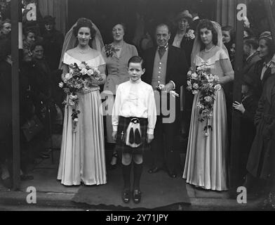 FILS DU MINISTRE EN TEMPS DE GUERRE MARIÉ . Dr . ALASTAIR ANDERSON , fils du RT, l'hon. SIR JOHN Anderson , député, était marié à Mlle Martle LEDGERWOOD, fille du lieutenant-colonel Ledgerwood et de Mme . ROSS , à St. Mark's Church North Audley-Street , Londres . Le père du marié , en tant que ministre de l'intérieur et ministre de la sécurité intérieure en 1939-40 , a été responsable de sauver de nombreuses vies sur le ''Front intérieur'' avec la publication du célèbre Anderson Air RAID Shelter. IMAGES MONTRENT:- SIR JOHN ANDERSON vu au centre du groupe , avec les accompagnateurs de la mariée après la cérémonie . 13 novembre Banque D'Images