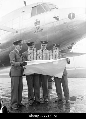 LE VOL DU ROI SE PRÉPARE POUR LA VISITE ROYALE. Les avions Viking pour le King's Flight sont maintenant en train d'être préparés à la Royal Air Force Station , Benson , Oxfords location , en préparation pour le Royal Tour of Australia en janvier prochain . En plus de voler le parti royal (le roi toujours dans un avion séparé de la reine ) le vol agira comme coursier des documents du Cabinet entre le Royaume-Uni et les Dominions, un voyage de huit jours . L'IMAGE MONTRE:- L'équipage de l'avion No.1 de Heanor , Derby , ingénieur : chef d'escadron H.F. PAYNE de Northampton) , capitaine ; et vol Lt .A. BROWNE (Grimsby) , N. Banque D'Images