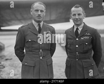LE VOL DU ROI SE PRÉPARE POUR LA VISITE ROYALE. Les avions Viking pour le King's Flight sont maintenant en train d'être préparés à la Royal Air Force Station , Benson , Oxfords location , en préparation pour le Royal Tour of Australia en janvier prochain . En plus de voler le parti royal (le roi toujours dans un avion séparé de la reine ) le vol agira comme coursier des documents du Cabinet entre le Royaume-Uni et les Dominions, un voyage de huit jours . IMAGES MONTRENT:- Air Commodore E.H. FIELDEN , C.B.C.V.O., D.F.C. , A.F.C. (à gauche) , Capitaine du vol du Roi , avec le commandant d'escadre E.W. TAGON , officier commandant Banque D'Images