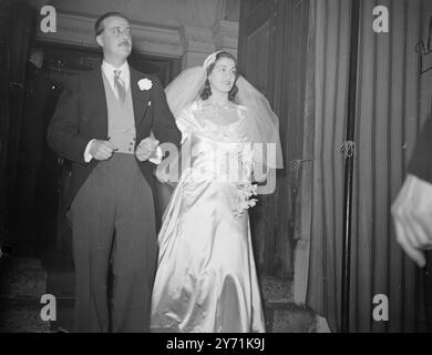 PERLES ET CRISTAL MARIAGE POUR HÉRITIÈRE- DEMOISELLES D'HONNEUR EN HÉRITIÈRE ROUGE Miss Ruadh Daphne Watson , petite-fille de feu Sir Charles Jackson , était mariée à l'hon. FRANCIS LEGH , fils de Lord Newton , à St. George's Church , Hanover Square , Londres. La mariée portait une robe de mariée de 18 pouces à la taille '' tube-look '' par Lorian , brodée en perles de graines et cristaux , avec un train de 10 yards . Sa casquette Juliette a été incarnée à la main dans un motif de gouttes de cristal et de perles opalescentes. Le nom Ruadh étant gaélique pour rouge , la demoiselle d'honneur portait toutes du rouge et du velours . L'oncle de la mariée, Oxford Don an Banque D'Images