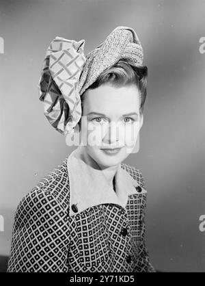 BEATRICE CAMPBELL, star de cinéma britannique associée , regardant vers l'avenir , a ajouté ce charmant chapeau de printemps à sa garde-robe , une cloche de paille rose , garnie de taffetas en velours gaufré . Beatrice est née dans le comté de Down , Irlande du Nord . 25 novembre 1948 Banque D'Images