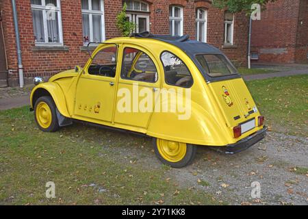 09.09.2021 2 CV 5 Ente Deutschland/ Sachsen Anhalt/ Altmark/ Altmarkkreis Salzwedel/ Diesdorf/ Citroen 2CV5 mit geöffnetem Verdeck/ gelbe Ente/ Kult Fahrzeug/ Oldtimer *** 09 09 2021 2 CV 5 canard Allemagne Saxe Anhalt Altmark Altmarkkreis Salzwedel Diesdorf Citroen 2CV5 avec toit jaune voiture classique Banque D'Images