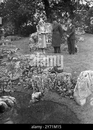 ' DIS-LE AVEC DES FLEURS ' CHELSEA FLOWER SHOW . Leurs Majestés le ROI et LA REINE ensemble avec LA REINE MARY , ont assisté au spectacle de fleurs de Chelsea , Royal Hospital , Chelsea . Le spectacle de fleurs est l'une des nombreuses attractions de leur première semaine Chelsea , qui, si elle est réussie , deviendra un événement annuel . Aucune légende mai 25 1948 Banque D'Images