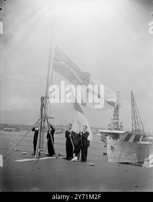 LE PORTE-AVIONS ' VÉNÉRABLE ' VA À LA ROYAL NETHERLANDS NAVY . Une cérémonie a eu lieu à Plymouth , lorsque le porte-avions de la flotte légère H M S VÉNÉRABLE , ( capt M H Evaleigh , R N ) , a été transféré à la Marine royale néerlandaise qui l'a acheté . Le H M S VÉNÉRABLE est achevé en 1945 , et la même année , il fait partie d'une force qui accepte la reddition d'unités de la flotte japonaise à Hong Kong. Son nouveau nom sera le PORTIER KAREL . L'IMAGE MONTRE :- ' sous un nouveau drapeau ' les couleurs hollandaises sont hissées à bord du PORTIER KAREL ( anciennement H M S VÉNÉRABLE à la main d'aujourd'hui Banque D'Images