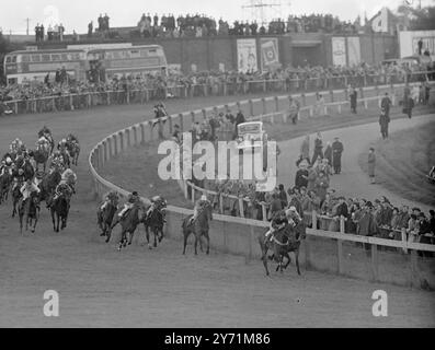 ' OAKS STAKES ' EPSOM MEETING . Leurs Majestés le ROI et LA REINE, accompagnés de S.R. H. LA PRINCESSE ELIZABETH , ont assisté à la réunion de course d'Epsom pour voir les ' chênes ' . L'IMAGE MONTRE :- le champ arrondissant Tattenham Corner . 3 juin 1948 Banque D'Images