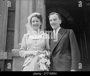 LE FONDATEUR DE LA SOCIÉTÉ MATRIMONIALE OBTIENT WED . M. MAYO WINGATE , fondateur d'une société matrimoniale , s'est aidé à une épouse et à l'actrice mariée BERYL ROBINSON , qui apparaît maintenant au ' Saloon Bar ' à l'Empire penge . Le couple s'est rencontré dans les coulisses , et la mariée poursuivra sa carrière sur la scène . IMAGES MONTRENT:- ' aider lui-même ' épouse actrice Miss ROBINSON , avec son mari , M. MAYO WINGATE , fondateur d'une société matrimoniale , vu quitter le bureau d'enregistrement , Hôtel de ville , Hampstead , après la cérémonie . 1er juin 1948 Banque D'Images