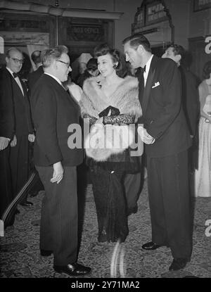 ' LE CALENDRIER ' PREMIÈRE AU GAUMONT . M. J . Le nouveau film d'Arthur Rank, le calendrier, a été présenté en première au Gaumont Theatre de Londres ce soir. Le film est tiré de l'histoire d'Edgar Wallace et Miss GRETA GYNT et JOHN McCallum jouent les rôles principaux. PHOTOS :- John McCallum , la star du film , et sa femme Googie Withers , photographiés parlant à Mr . Herbert Morrison député à la première du film ce soir le 31 1948 mai Banque D'Images