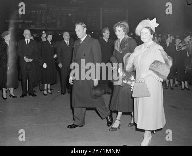 LA FAMILLE ROYALE DANOISE ARRIVE. Le roi Frederick et la reine Ingrid , accompagnés de la reine Alexandrine , sont arrivés à Londres pour assister à l'ouverture de l'exposition d'art danois au Victoria and Albert Museum mercredi prochain . Ils ont été accueillis par le roi et la reine à leur arrivée à la gare de Liverpool Street. SPECTACLES D'IMAGES ;- le Roi et la Reine vus avec la Reine Ingrid ( centre ) à Liverpool Street Station . 24 octobre 1948 Banque D'Images