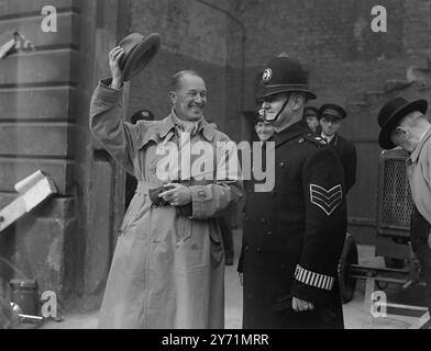 MAURICE ICI POUR DONNER À LONDRES Un ''ONE-MNA SHOW'' MAURICE CHEVALIER , le célèbre French Star , est arrivé à Londres de Paris. Il doit apparaître à l'hippodrome de Londres dans un spectacle marathon de deux heures. A l'ARE de 59, il donnera aux jeunes du show business une leçon d'endurance , comme, sans orchestre ni microphone , mais avec seulement accompagnement au piano . L'IMAGE MONTRE:- '' QUOI , PAS DE CHAPEAU DE PAILLE ? MAURICE CHEVALIER agite un chapeau Trilby alors qu'il discute avec un sergent de police londonien à son arrivée à Victoria Station , Londres par le ferry de nuit. Maurice a apporté plusieurs chapeaux pour son spectacle inclu Banque D'Images