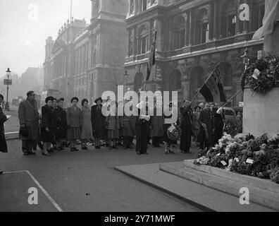 LE PARTI DE LA LÉGION BRITANNIQUE DES ÎLES ANGLO-NORMANDES DÉPOSE Une COURONNE SUR LE CÉNOTAPHE , Londres le parti de la Légion britannique des îles Anglo-Normandes rend hommage au cénotaphe de Londres . 8 novembre 1948 Banque D'Images