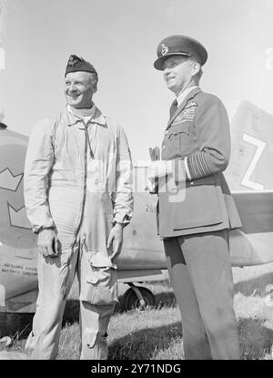 L'ESCADRON DE L'ARMÉE DE L'AIR ROYALE SUÉDOISE VISITE LA GRANDE-BRETAGNE . Un escadron de la Royal Swedish Air Force , est arrivé à la station R A F , West Malling , Kent , pour une visite de bonne volonté de dix jours dans ce pays . ,Major-Gen . Le LJUNGDAHL , C B E , commandant en chef du commandement suédois des chasseurs, sera chargé des seize officiers et des vingt N C O . Au cours de leur séjour , le groupe visitera de nombreux sites célèbres de Londres, y compris , la Tour de Londres , St. Paul ' s Cathedral , Westmisnser Abbey et Scotland Yard . La visite est en échange de celle effectuée par le R A F en Suède le mois dernier Banque D'Images