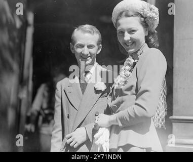 'CRAZY GANG' DANCER WEDS. Le mariage a eu lieu aujourd'hui entre Miss . CHRISTINE BENTLEY , l'une des trois sœurs danseuses Bentley apparaissant dans le spectacle 'Crazy Gang ' et Mr . NORRIE KEMBLE , danseuse , au Chelsea Register Officer . IMAGES MONTRENT :- ' Dancing mariée ' danseuse CHRISTINE BENTLEY et son époux , quittant le bureau d'enregistrement de chelse après leur mariage aujourd'hui . 7 juin 1948 Banque D'Images