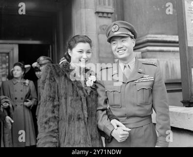 DEUX MARIAGES POUR LA BEAUTÉ CHINOISE. Belle, 18 ans Miss. SHAO YING CHEO , qui est né à Shanghai , et qui vit à Londres depuis dix ans , était marié au pilote de chasse TUN-YUNG CHUNG , officier d'état-major de l'attaché aérien à l'ambassade de Chine au bureau d'enregistrement de Marylebone . C'était l'une des deux cérémonies de mariage pour le couple chinois - un mariage chinois sera conduit par le Dr . Cheng , ambassadeur de chine , comme l'ambassade dans deux jours. L'IMAGE MONTRE :- ' premier des deux ' le couple chinois vu quitter le bureau d'enregistrement de Marylebone après leur premier mariage . Un autre cere Banque D'Images